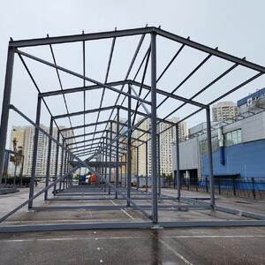 Производство и монтаж двухскатного склада из металлоконструкций для мебельного центра в Химках