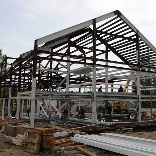 Заканчивается монтаж металлоконструкций клуба